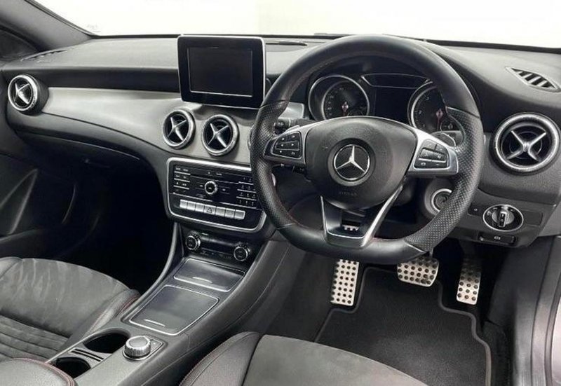 MERCEDES-BENZ CLA