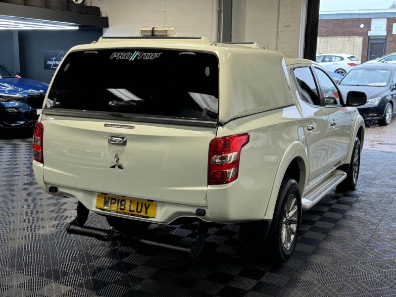 MITSUBISHI L200